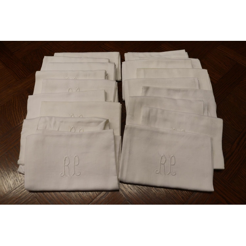 1639 - Set of eighteen linen napkins, intialled RP (18)