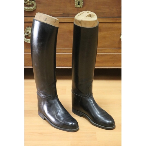 1055 - Pair of French leather riding boots with wooden stretchers (2)