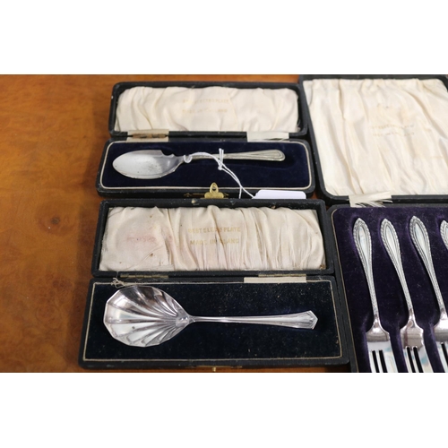 165 - Three cased cutlery pieces, to include jam spoons and cake forks (3)