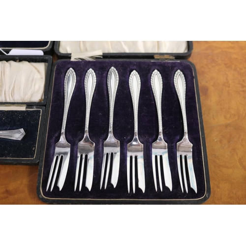 165 - Three cased cutlery pieces, to include jam spoons and cake forks (3)