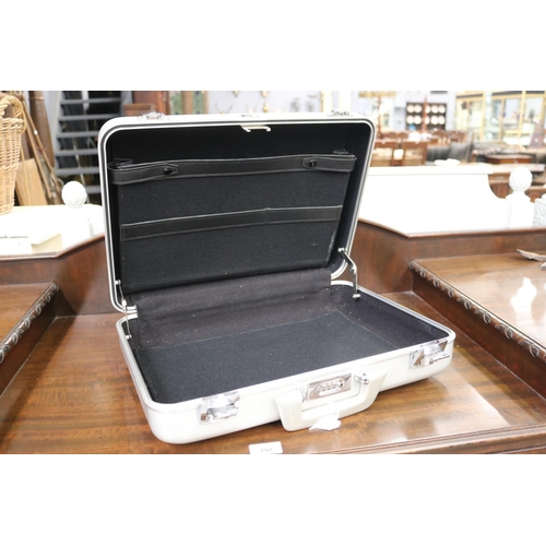 333 - Metal briefcase, Zero by Halliburton, approx 35cm H (excluding handle) x 45cm W x 12cm D