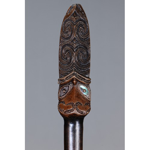 7 - Impressive Maori wooden fighting long staff (Taiaha), New Zeland. Carved and engraved hardwood and h... 
