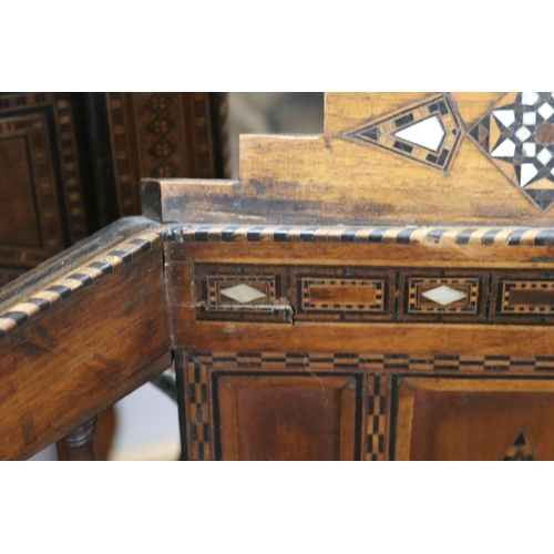 1189 - Traditional Moroccan inlaid table with matching armchairs, well appointed inlay, table approx 78cm h... 