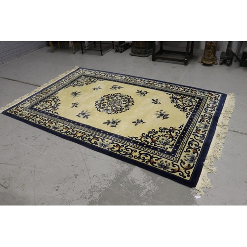 1213 - Large handwoven wool carpet of Oriental design, approx 184cm x 300cm