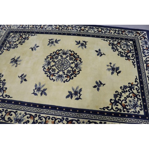 1213 - Large handwoven wool carpet of Oriental design, approx 184cm x 300cm