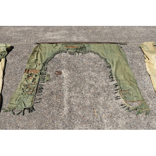 1286 - Very good set of French pelmet & green curtains, along with arrow ended bars, pelmet approx 240cm L,... 