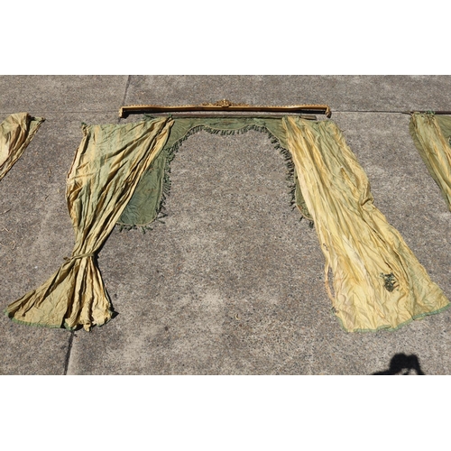 1286 - Very good set of French pelmet & green curtains, along with arrow ended bars, pelmet approx 240cm L,... 