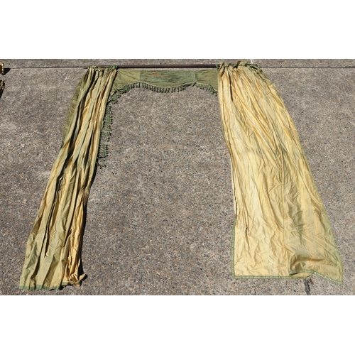 1286 - Very good set of French pelmet & green curtains, along with arrow ended bars, pelmet approx 240cm L,... 