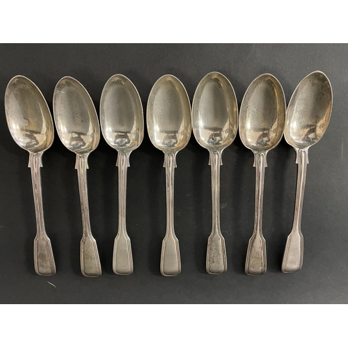 124 - Set of seven antique Victorian hallmarked sterling silver fiddle and thread pattern spoons, London 1... 