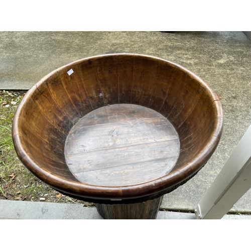 401 - Large staved pine metal wire banded bath or storage trough, approx 63 cm dia x 23 cm high