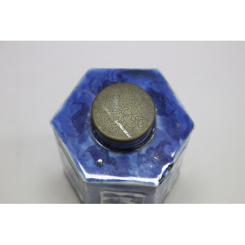 1010 - Antique Chinese blue & white tea caddy of hexagonal form, reigns marks to base, approx 12cm H x 8cm ... 