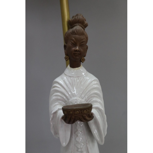 1136 - Vintage Italian white ceramic table lamp of a Chinese lady holding a bowl, with shade, unknown worki... 