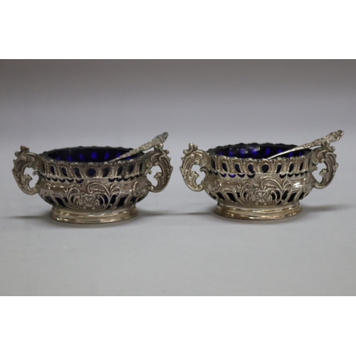 1257 - Antique cruet set consisting of three sterling silver salts along with two pepper pots, Birmingham 1... 