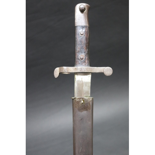 80 - Portuguese Model 1885 bayonet and scabbard (Kiesling 373). A very good example in good condition.