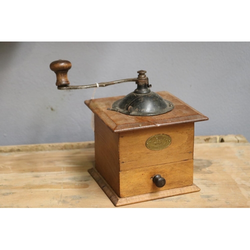 1343 - Old French coffee grinder, approx 18cm H x 15cm sq (excluding handle)