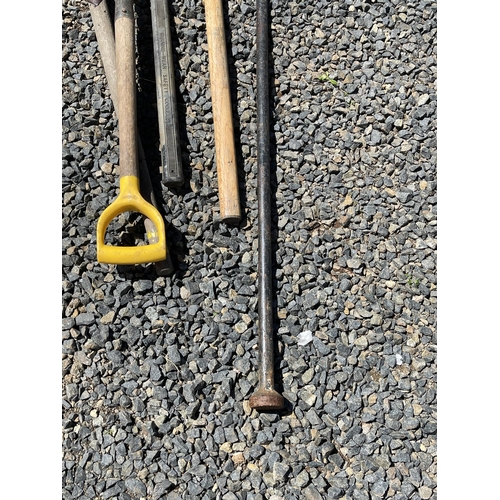 292 - Assortment, Spear & Jackson aluminium shovel, two garden forks, spade, rake etc (6)