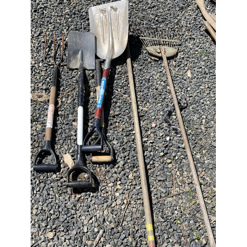 292 - Assortment, Spear & Jackson aluminium shovel, two garden forks, spade, rake etc (6)