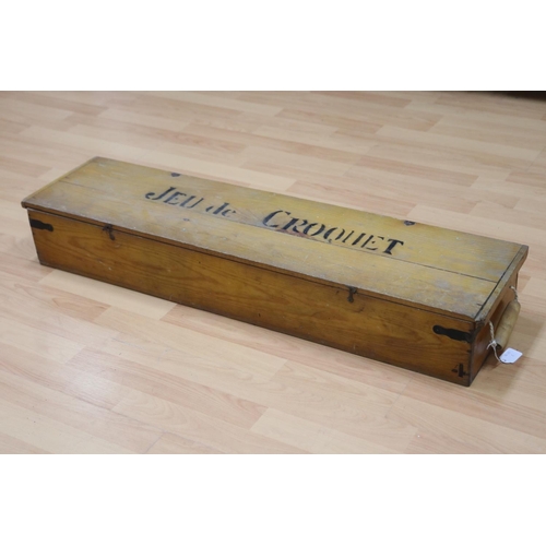 1076 - Vintage French croquet set, in wooden box, marked Deu de Croquet, approx 25cm W x 100cm L x 15cm H (... 
