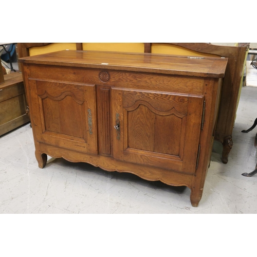 1293 - Antique French buffet, lifting the top reveals a dough proofing bin, cupboard below, approx 85cm H x... 