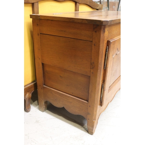 1293 - Antique French buffet, lifting the top reveals a dough proofing bin, cupboard below, approx 85cm H x... 