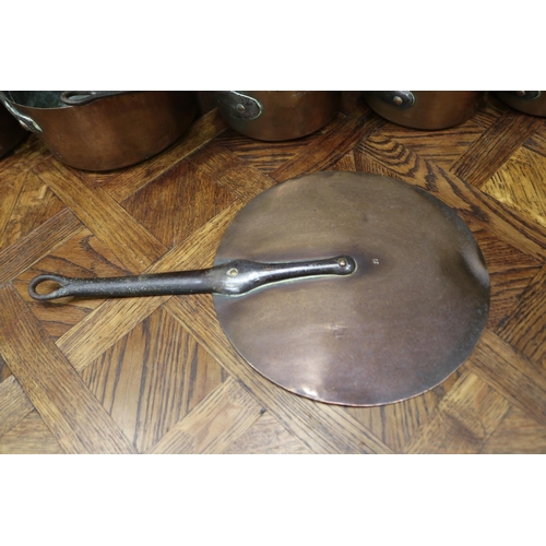 1237 - Set of antique French copper & wrought iron saucepans with a lid, approx 26cm dia (excluding handle)... 