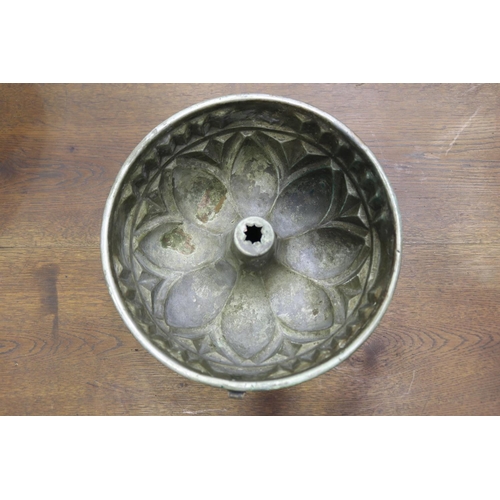 1166 - Antique French copper bundt mould, approx 11cm H x 26cm Dia