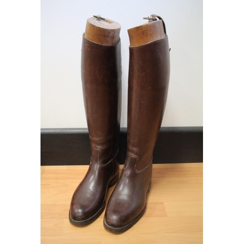 1020 - Pair of French leather boots, with wooden stretchers, approx 48cm H x 28cm L x 7.5cm W (2)