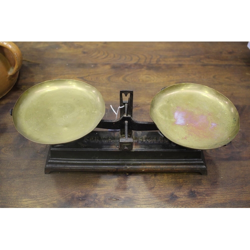 1190 - Set of French Force weighting scales, with brass pans, approx 21cm H x 45cm W x 18cm D