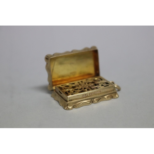 245 - George V 9ct gold vinaigrette with hinged pierced grill, Birmingham 1910-11, makers Deakin and Franc... 