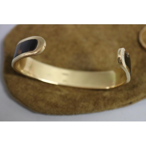 284 - 18ct white and yellow gold ring along with a bangle marked J.Lee and 18ct  yellow gold, approx total... 