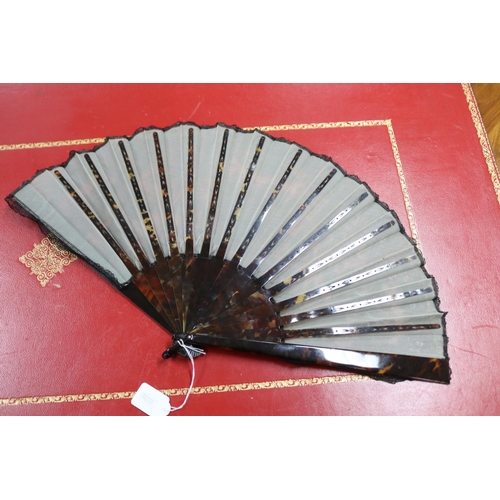 301 - Collection of antique 19th century fans with mainly panels to them (8)