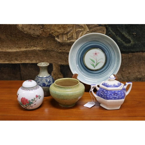 5087 - Five porcelain items to include plate, bowls, etc, approx 20cm Dia and smaller (5)