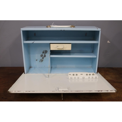 5140 - Painted metal medical cabinet, with key, approx 27cm H x 43cm W x 14cm D