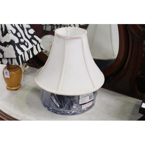 5200 - Decorative lamp, with four additional shades, unknown working order, lamp approx 35cm H