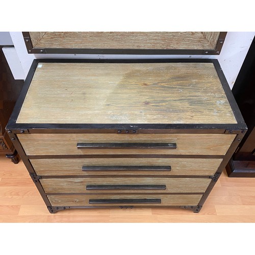 5266 - Modern four drawer metal banded chest with mirror suite, chest approx 80cm H x 90cm W x 46cm D and m... 