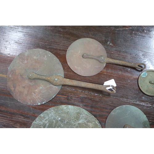 92 - Mixed lot of antique French copper lids, with iron handles, approx 26.5cm Dia (excluding handle) and... 