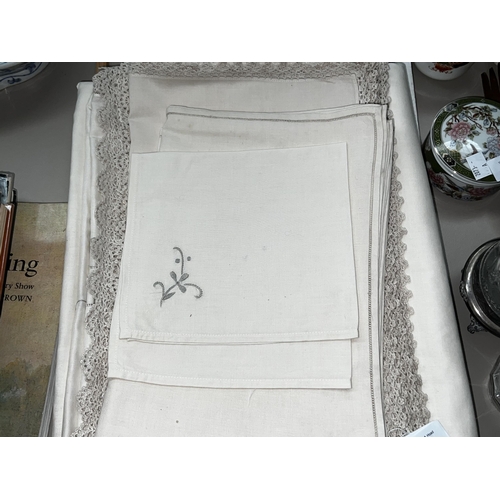 95 - Quality  Table cloth and napkins, sorry no measurements for this lot