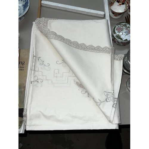 95 - Quality  Table cloth and napkins, sorry no measurements for this lot