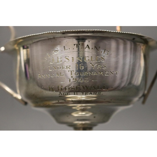 1006 - Twin handled tennis trophy, inscribed I.S.T.A.N.B J.B. SINGLES UNDER 16 YRS ANNUAL TOURNAMENT -1946-... 