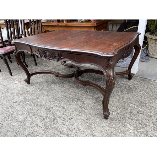 621 - Antique French Louis XV style extension dining table, with shaped stretchers below, approx 72cm H x ... 