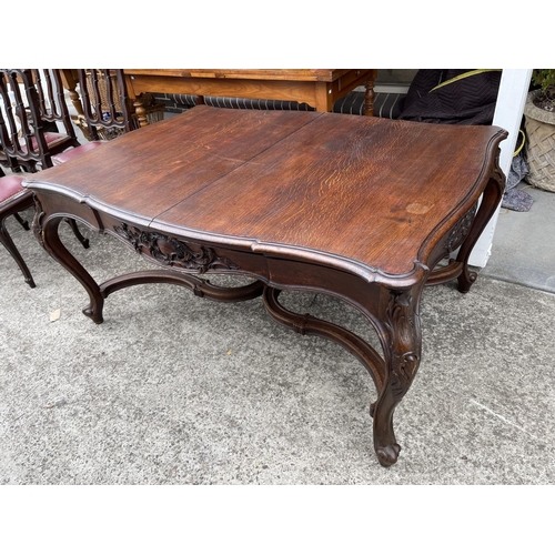 621 - Antique French Louis XV style extension dining table, with shaped stretchers below, approx 72cm H x ... 