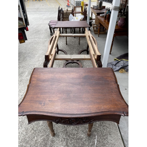 621 - Antique French Louis XV style extension dining table, with shaped stretchers below, approx 72cm H x ... 