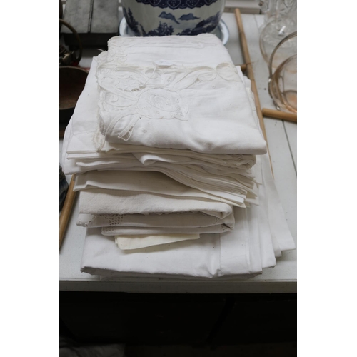 120 - Assortment antique and vintage of linen and lace, please note no measurements for this lot