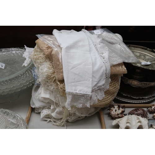 194 - Assortment of linen and lace, please note no measurements for this lot