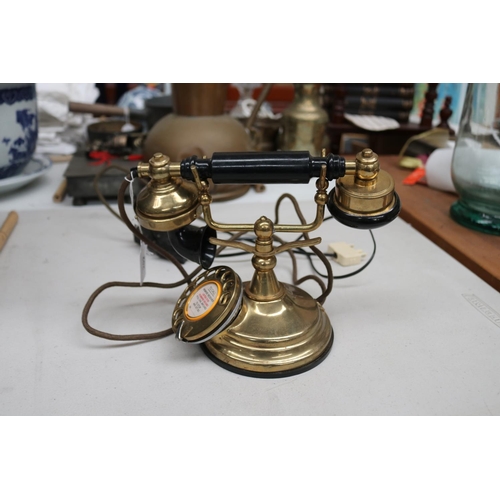 202 - Reproduction desk top telephone , modern connection