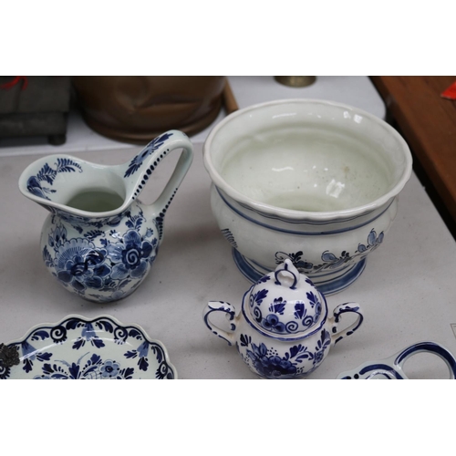 213 - Selection of Delft blue and white ware, approx 13cm H x 19cm Dia and smaller (6)