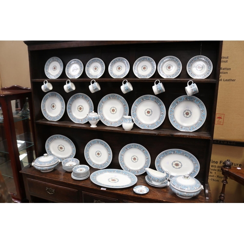 613 - Extensive Wedgwood Florentine pattern dinner service