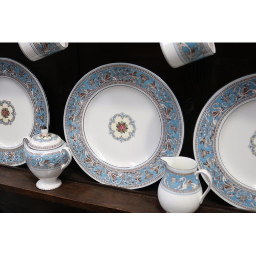 613 - Extensive Wedgwood Florentine pattern dinner service