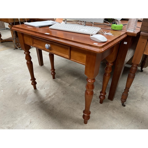 535 - Single drawer turned leg desk, with a Spode style drawer knob, approx 77cm H x 91cm W x 45cm D