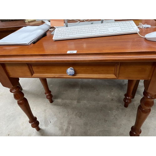 535 - Single drawer turned leg desk, with a Spode style drawer knob, approx 77cm H x 91cm W x 45cm D